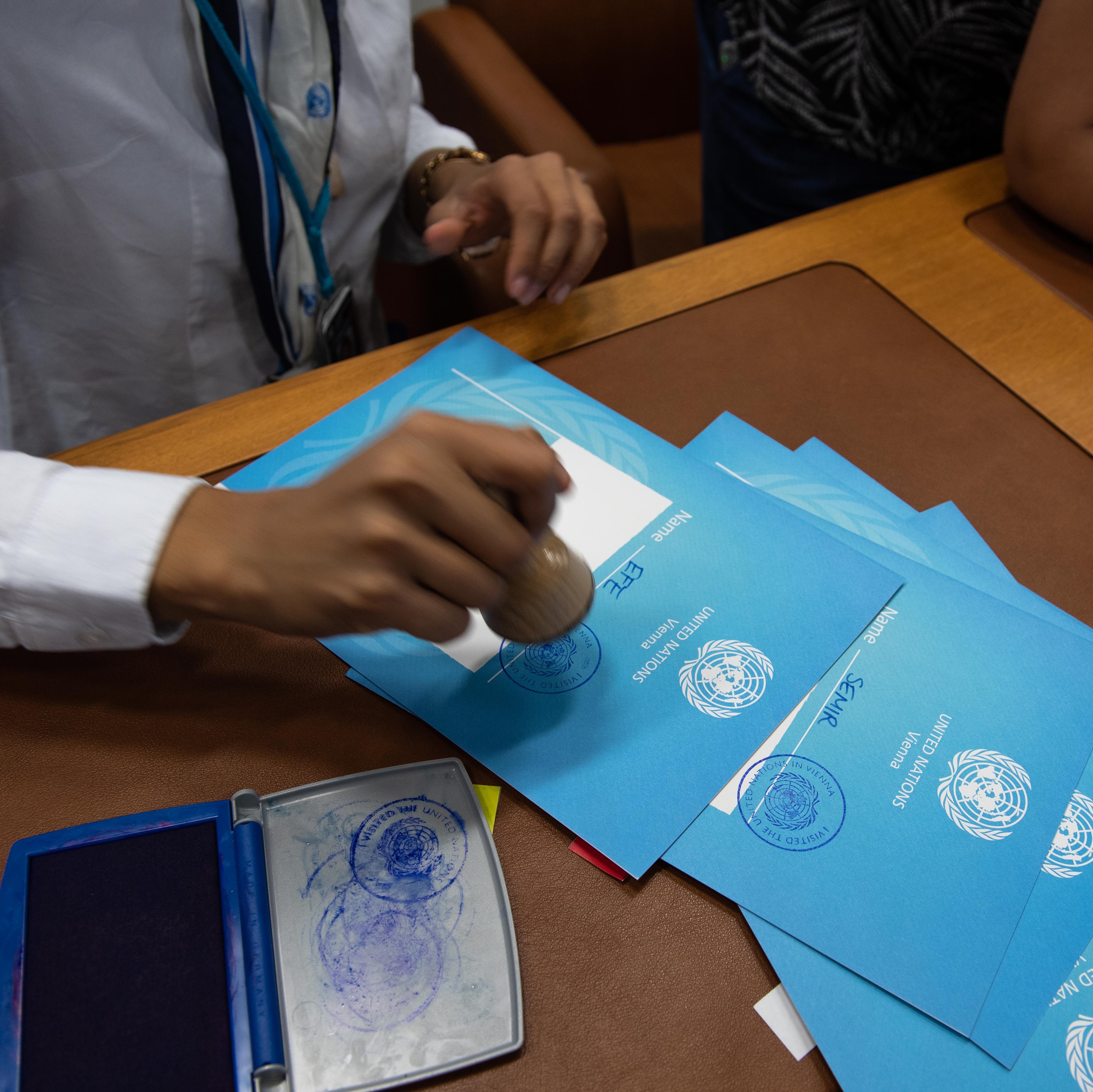 Hand beim Stempeln von Faltpostern