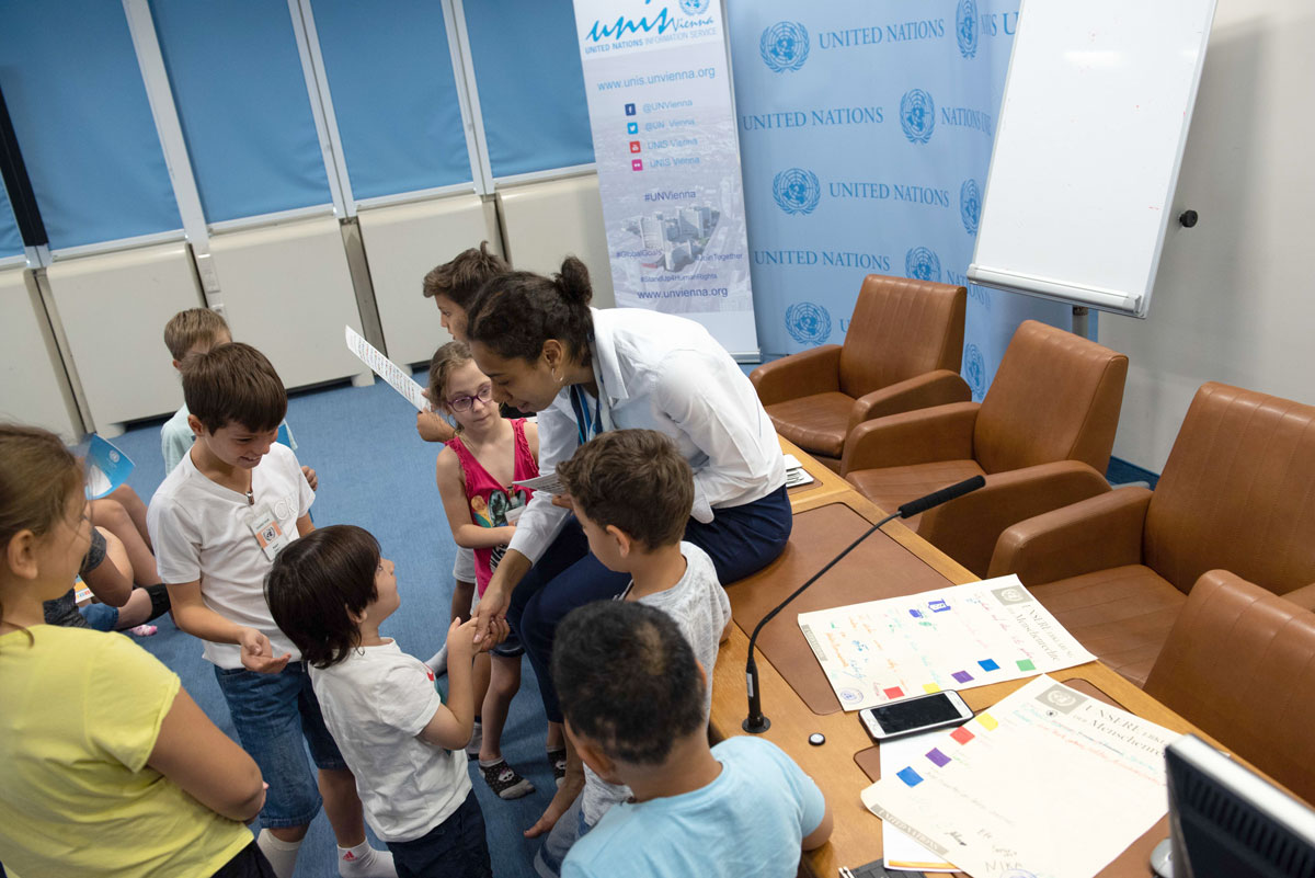 Teilnehmer*innen einer Kinderkonferenz
