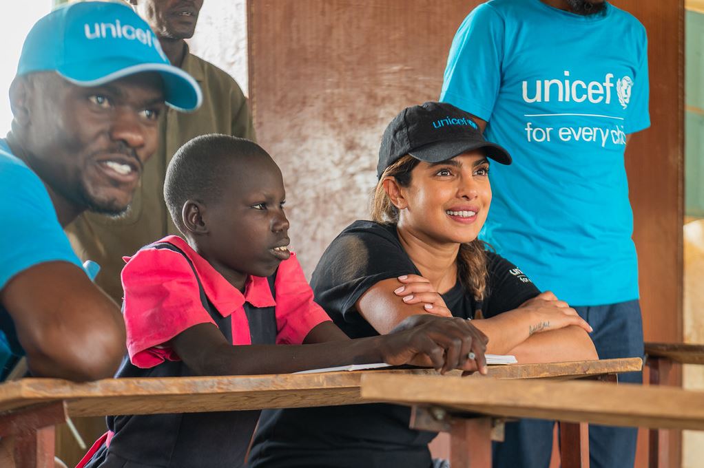 <p><sub>Az UNICEF jószolgálati nagykövete, Priyanka Chopra Jonas október 17–19. között Turkana megyébe látogatott, hogy találkozzon a folyamatos szárazság által érintett közösségek lakóival, és hogy első kézből meggyőződjön az UNICEF erőfeszítéseiről és azok eredményeiről. </sub></p> <p><sub>Az UNICEF jószolgálati nagykövete, Priyanka Chopra Jonas október 17–19. között Turkana megyébe látogatott, hogy találkozzon a folyamatos szárazság által érintett közösségek lakóival, és hogy első kézből meggyőződjön az UNICEF erőfeszítéseiről és azok eredményeiről. </sub></p>